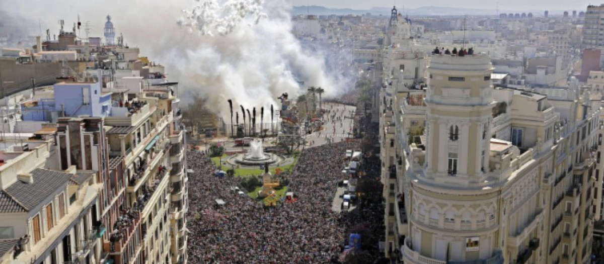 Imagen panorámica de una de las mascletàs de las Fallas de Valencia.