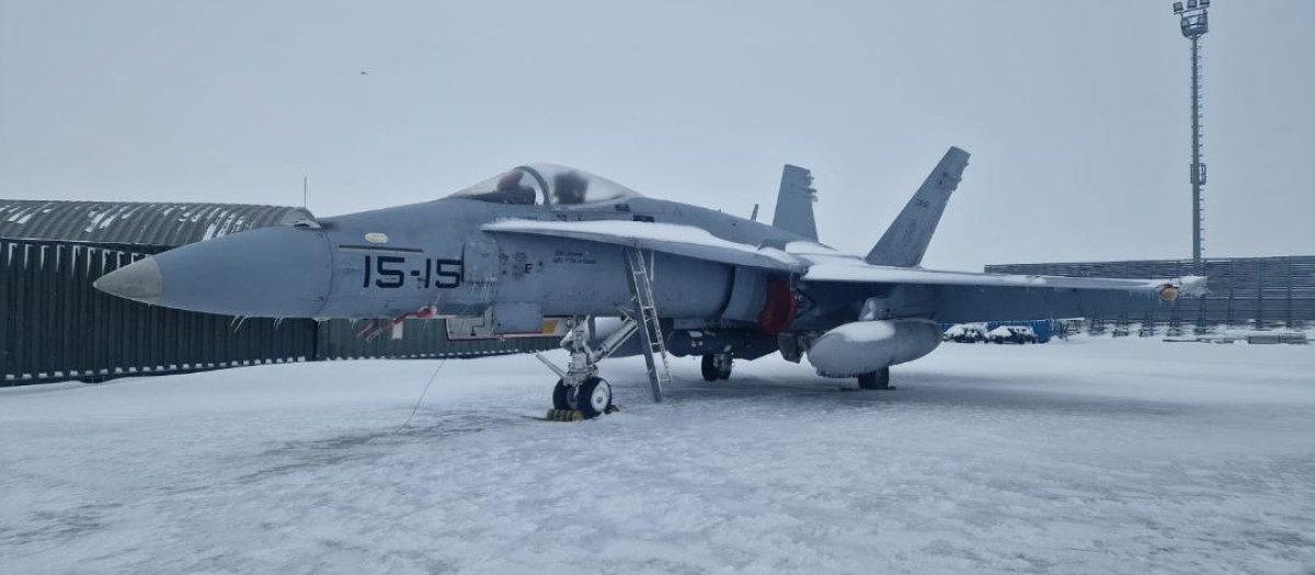 Un F-18 rodeado por la nieve en la base del Destacamento en Rumanía