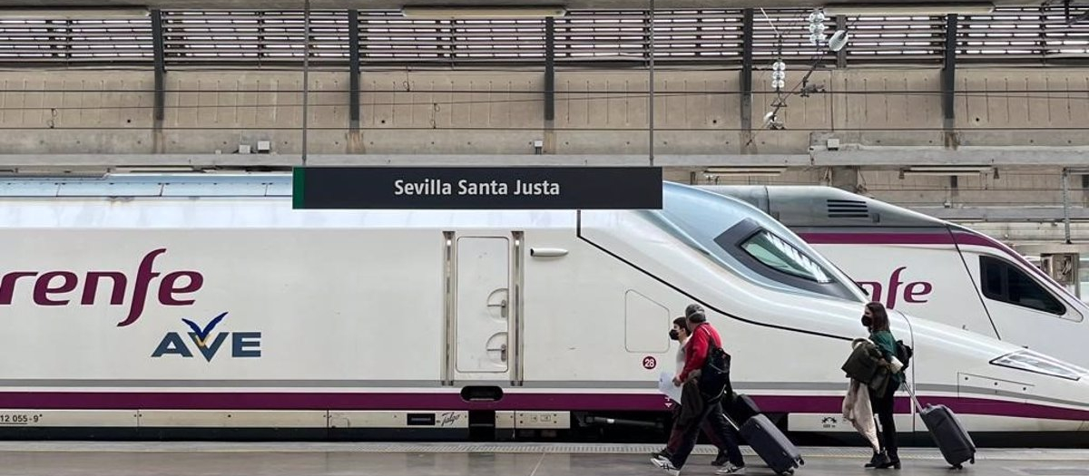 Un AVE en la estación de trenes Sevilla Santa Justa, en una imagen de archivo