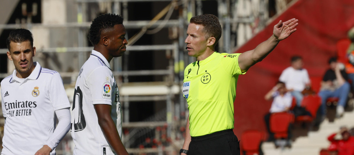 Vinicius protesta a Hernández Hernández, el colegiado del partido Mallorca - Real Madrid