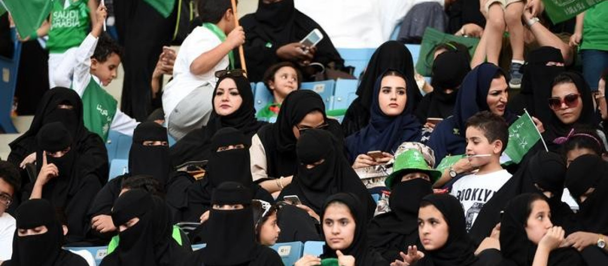 Mujres de Arabia Saudí en un campo de fútbol