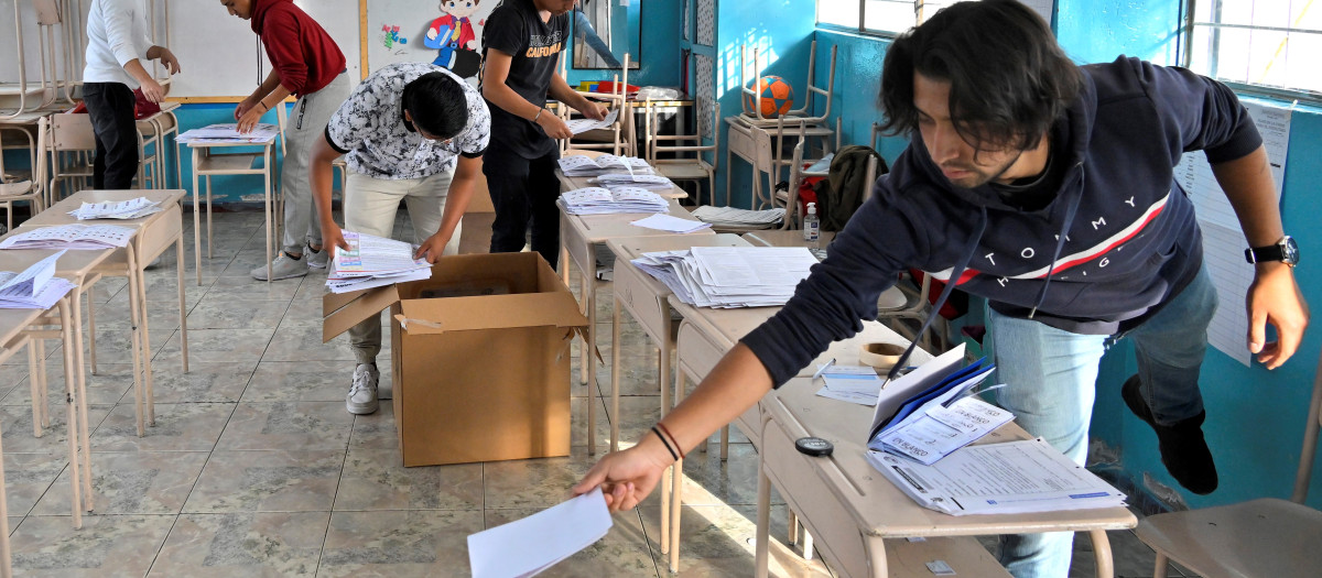 Un encargado del recuento electoral, en un colegio de Nayón, Distrito Metropolitano de Quito