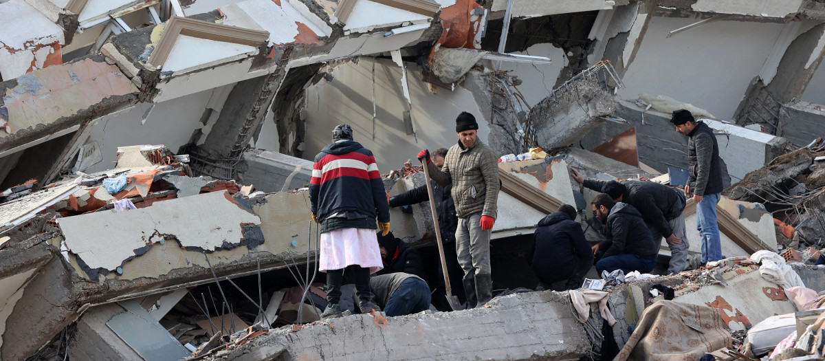 Civilians look for survivors under the rubble of collapsed buildings in Kahramanmaras, close to the quake's epicentre, the day after a 7.8-magnitude earthquake struck the country's southeast, on February 7, 2023. - Rescuers in Turkey and Syria braved frigid weather, aftershocks and collapsing buildings, as they dug for survivors buried by an earthquake that killed more than 5,000 people. Some of the heaviest devastation occurred near the quake's epicentre between Kahramanmaras and Gaziantep, a city of two million where entire blocks now lie in ruins under gathering snow. (Photo by Adem ALTAN / AFP)