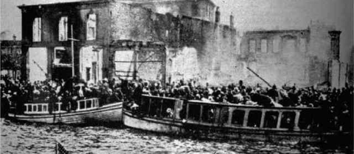 Edificios en llamas y gente tratando de escapar en Esmirna, 1922