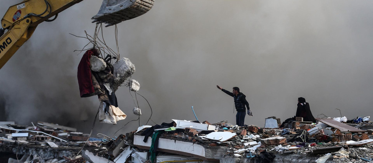 Labores de rescate en un edificio que ha colapsado por los terremotos en Hatay, Turquía,