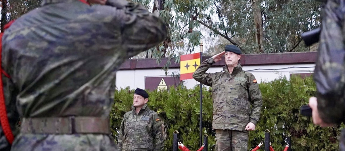 El general jefe de la División 'Castillejos', José Manuel Vivas Urieta, recibe los honores reglamentarios en su visita a la BRI X en la base de Cerro Muriano