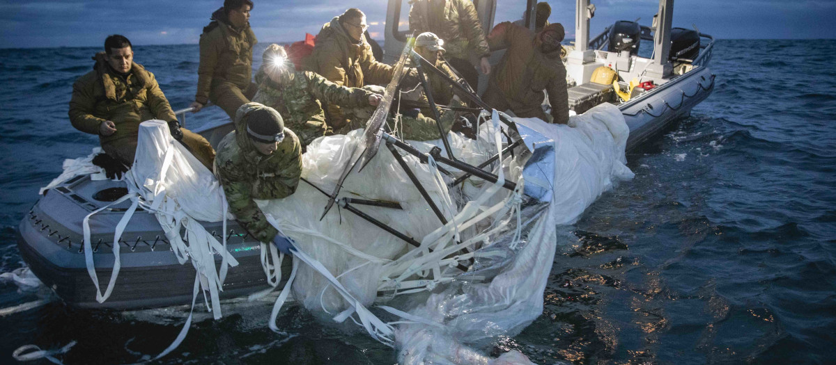 MYRTLE BEACH, SC - FEBRUARY 05: Sailors assigned to Explosive Ordnance Disposal Group 2 recover a high-altitude surveillance balloon on February 5, 2023 off the coast of Myrtle Beach, South Carolina. U.S. fighter aircraft operating under U.S. Northern Command authority engaged and destroyed a high-altitude surveillance balloon over U.S. territorial waters at the order of US President Joe Biden and with the full support of the Canadian Government.   Petty Officer 1st Class Tyler Thompson/U.S. Navy via Getty Images/AFP (Photo by Handout / GETTY IMAGES NORTH AMERICA / Getty Images via AFP)