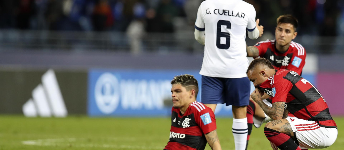 Jugadores del Flamengo, cabizbajos, tras la derrota ante el  Al Hilal, en Tánger, este martes