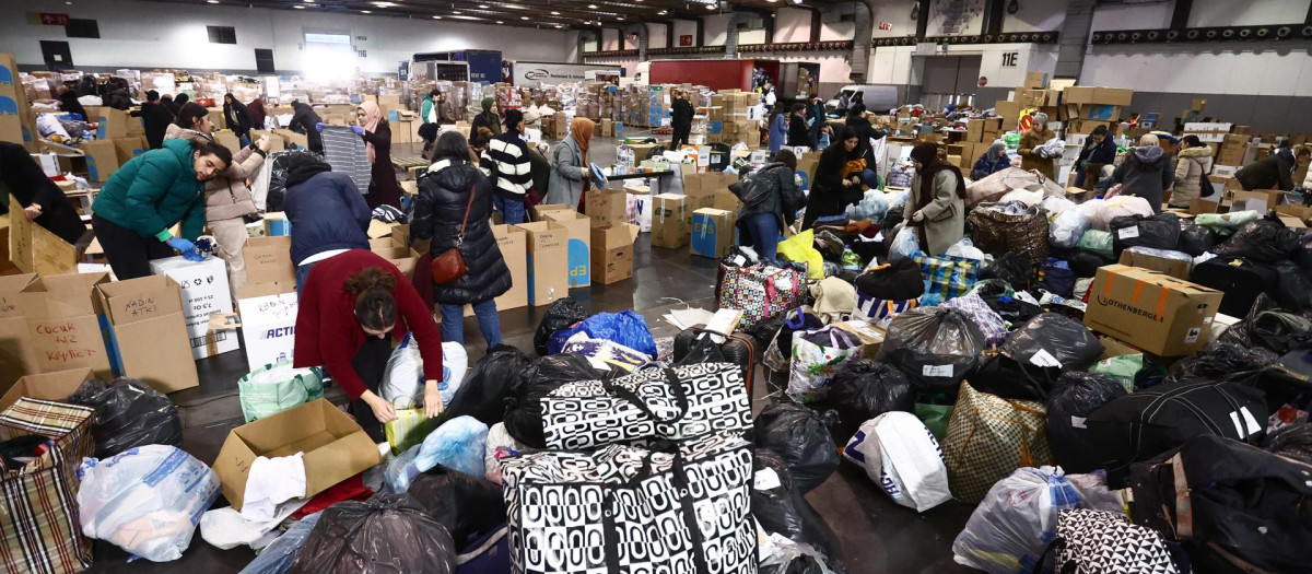 Voluntarios turcos recogiendo ayudas