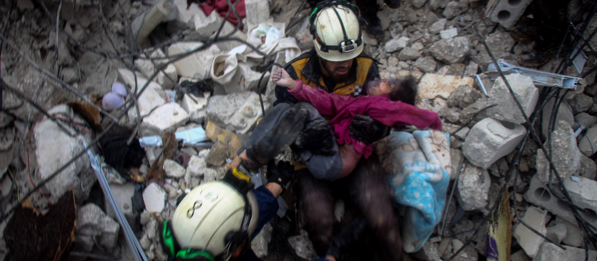 Los equipos de rescate continúan buscando víctimas entre los escombros luego de un terremoto en el noroeste de Siria Idlib en la parte rebelde de la provincia de Idlib.