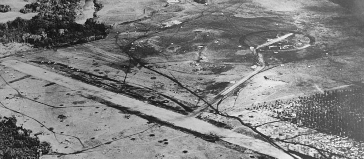 Vista aérea del aeródromo de Henderson Field, después de agosto de 1942