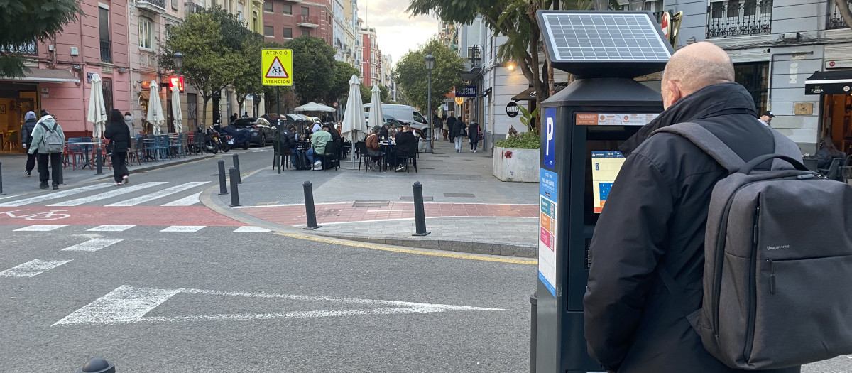 Un vecino de Valencia, mientras paga en la zona ORA