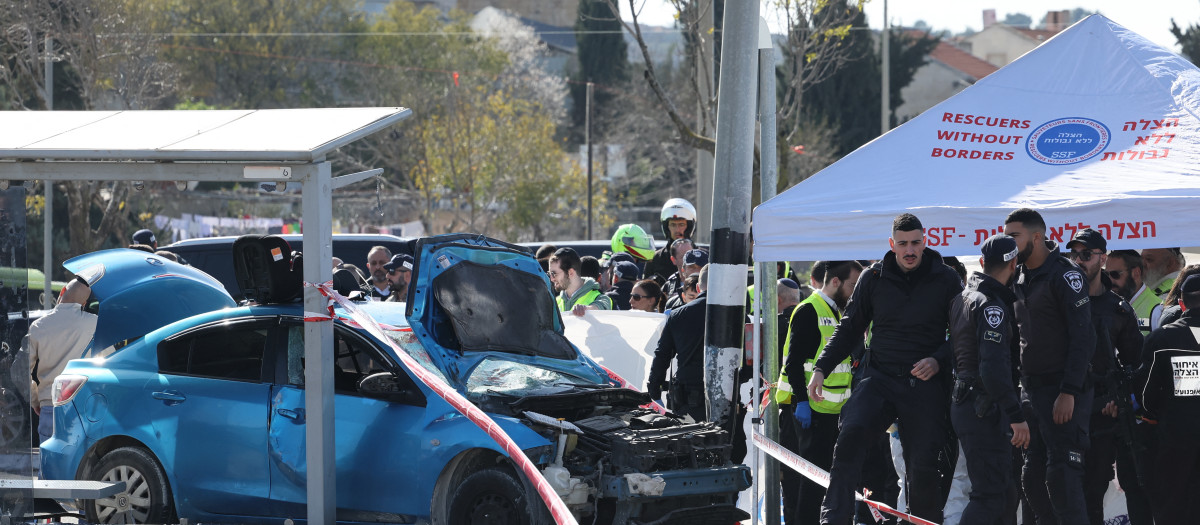 Israeli emergency responders gather at the site of a reported ramming attack in Jerusalem on February 10, 2023. (Photo by AHMAD GHARABLI / AFP)