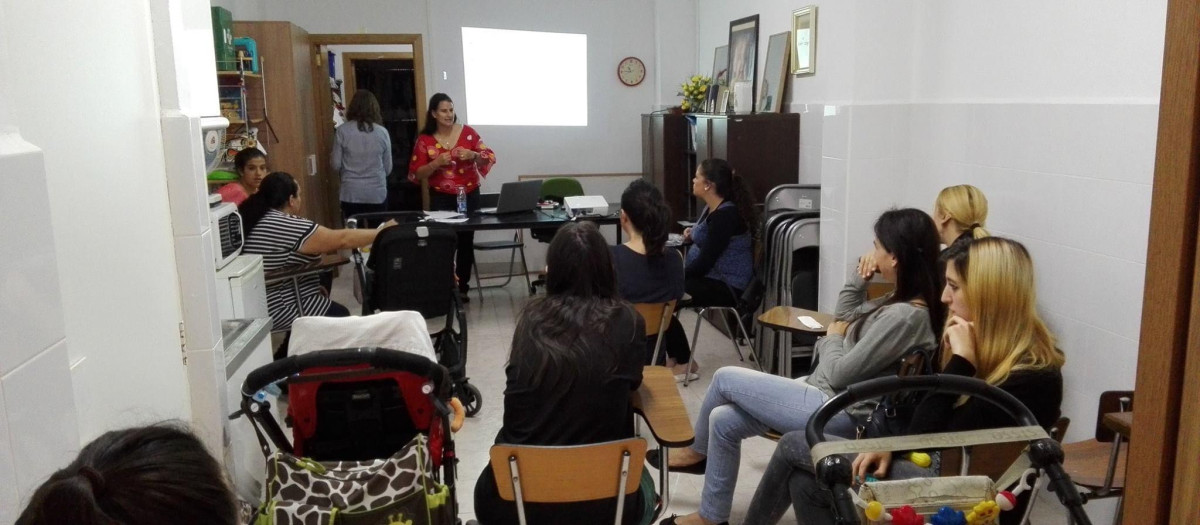 Una de las charlas en el centro de Provida en Castellón.