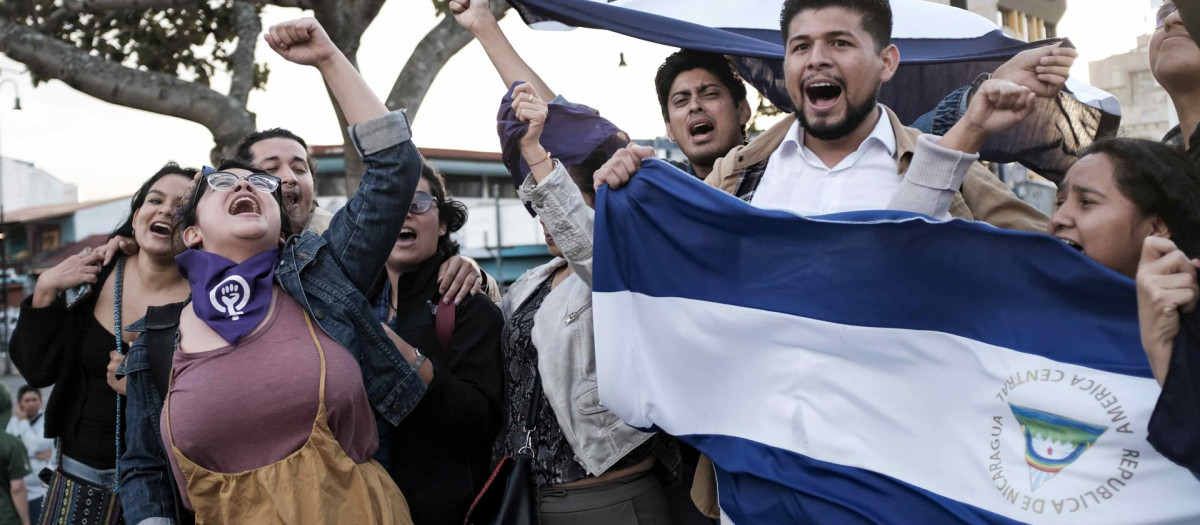 Un grupo de nicaragüenses se reúne en San José (Costa Rica) para celebrar la libertad de más de 222 presos políticos que el gobierno de Daniel Ortega excarceló y traslado a los Estados Unidos