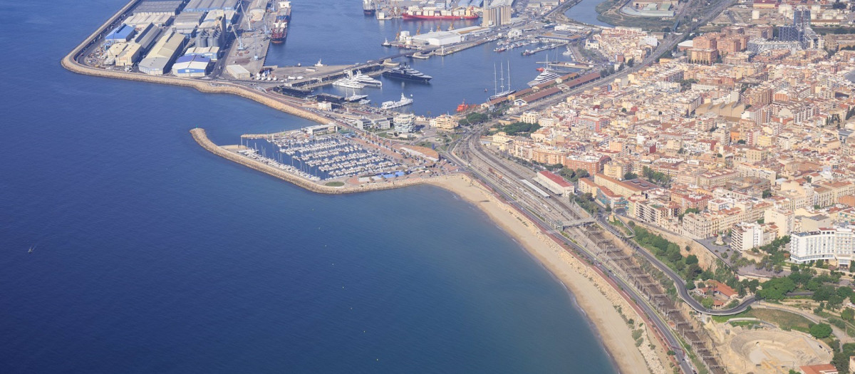 Imagen del puerto de Tarragona

La Capitanía Marítima de Tarragona, de la Dirección General de la Marina Mercante, que depende del Ministerio de Transportes, Movilidad y Agenda Urbana, ha prohibido la entrada al Port de Tarragona al buque Maersk Magellan, con bandera de Singapur, por transportar hidrocarburos procedentes de un buque ruso.

ESPAÑA EUROPA CATALUÑA ECONOMIA
PORT DE TARRAGONA
