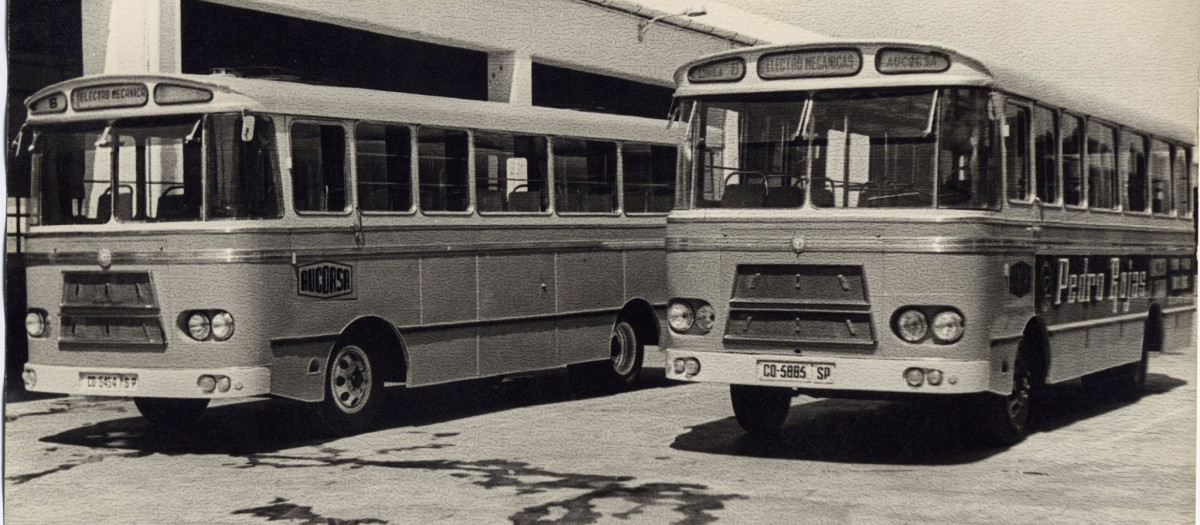 Dos autobuses en las cocheras de Aucorsa