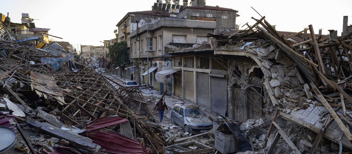 Un edificio derruido en la ciudad de Antioquía, lugar de donde es el equipo que se ha retirado de la liga turca