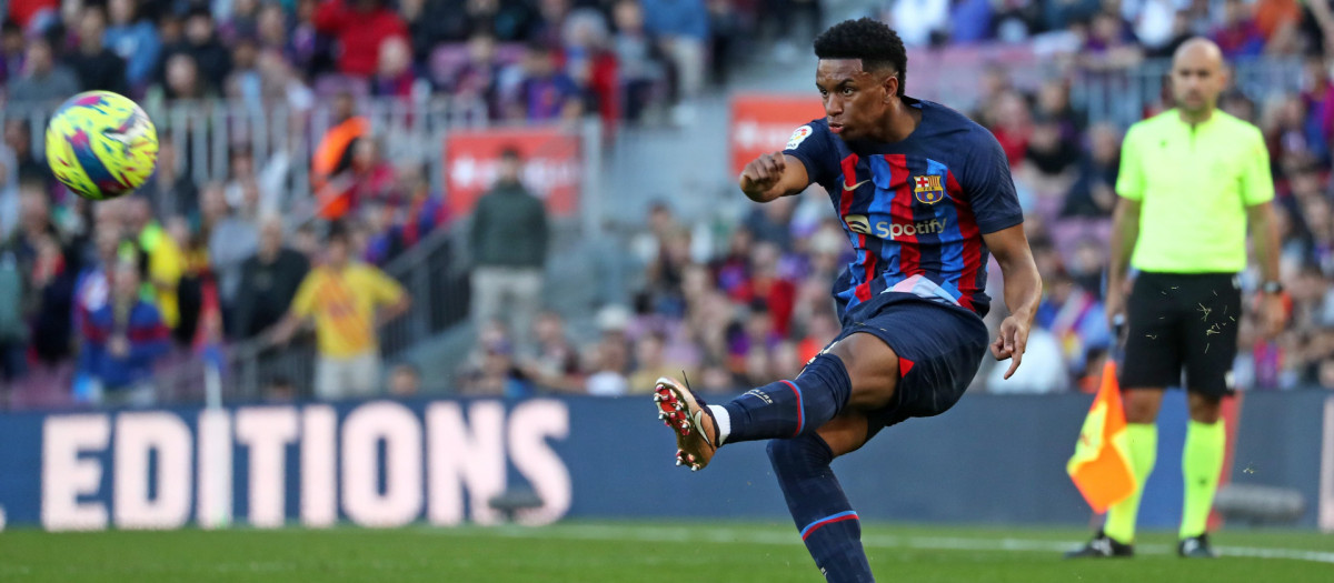 Alejandro Balde, en un partido esta temporada en el Camp Nou