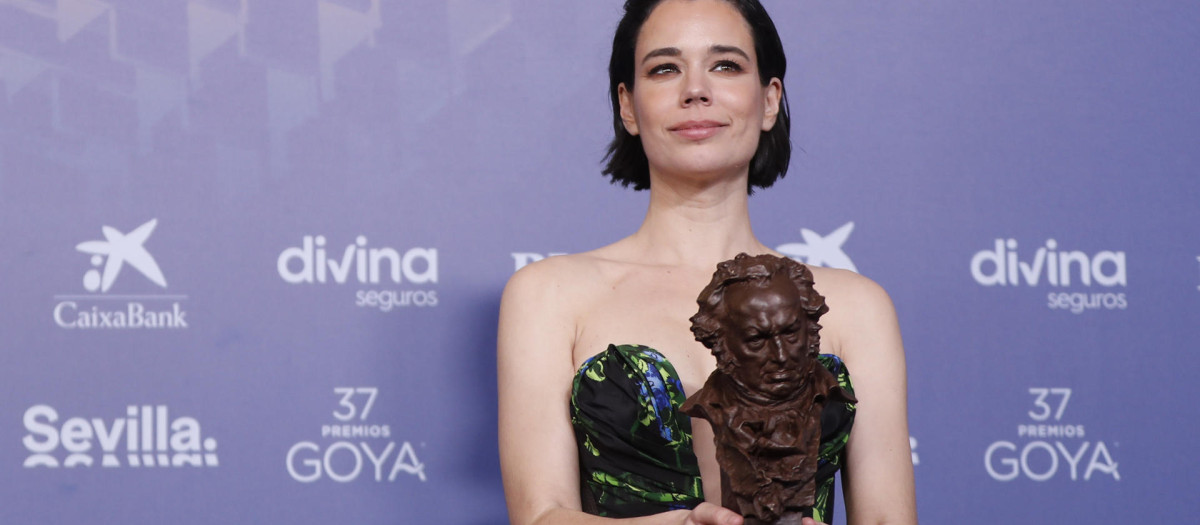 La actriz Laia Costa tras recibir el Goya a la mejor actriz protagonista por su trabajo en "Cinco lobitos"