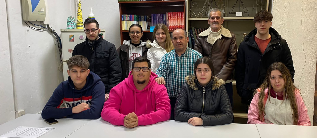 Algunos de los alumnos becados en la sede de la asociación vecinal de Las Palmeras.