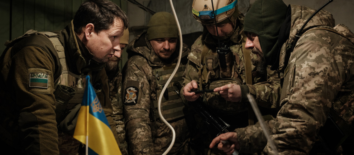 Ukrainian servicemen of the State Border Guard Service work in the operations room in Bakhmut on February 9, 2023, amid the Russian invasion of Ukraine. (Photo by YASUYOSHI CHIBA / AFP)