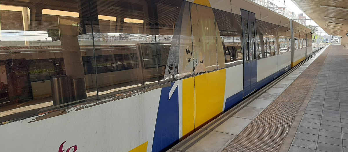 Tren de Cercanías de Cantabria en la estación de Renfe-Feve de Santander