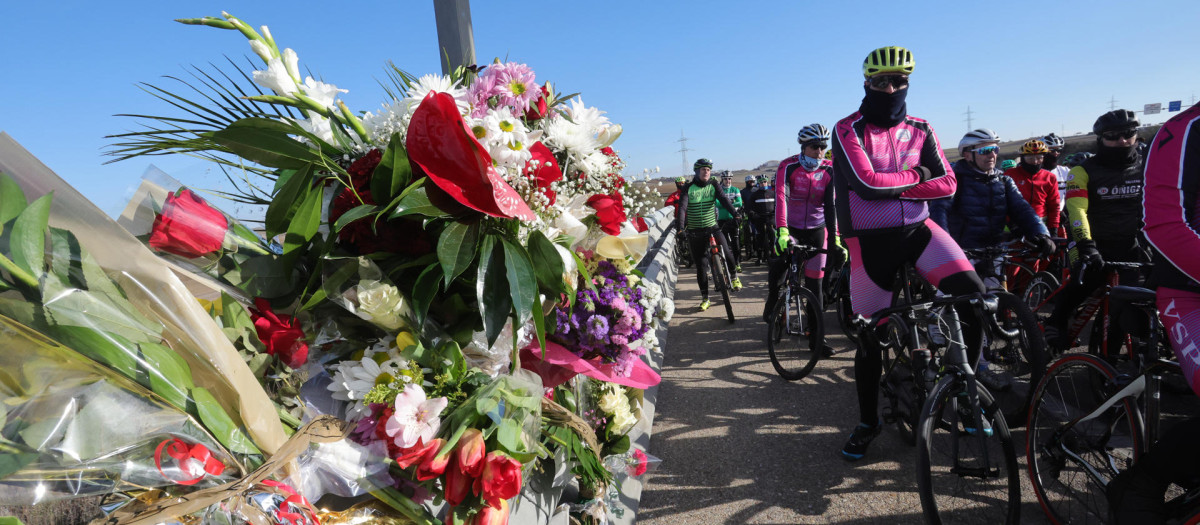 Aficionados al ciclismo congregados en el punto de la N-620 donde la ciclista Estela Domínguez falleció arrollada por un camión