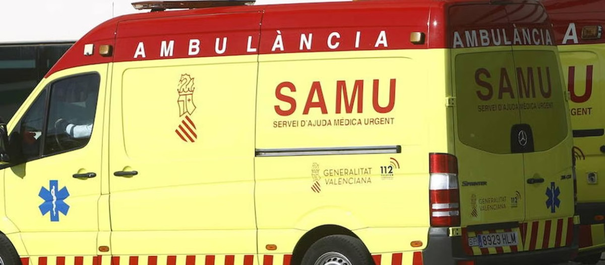 Una ambulancia en un hospital de la Comunidad Valenciana.