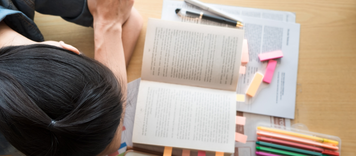 Una chica duerme en la biblioteca