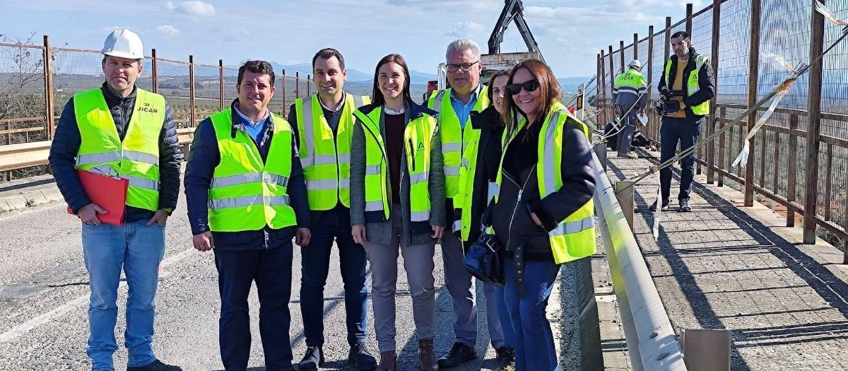 Casanueva (centro) visita las obras en la carretera A 318 en Puente Genil