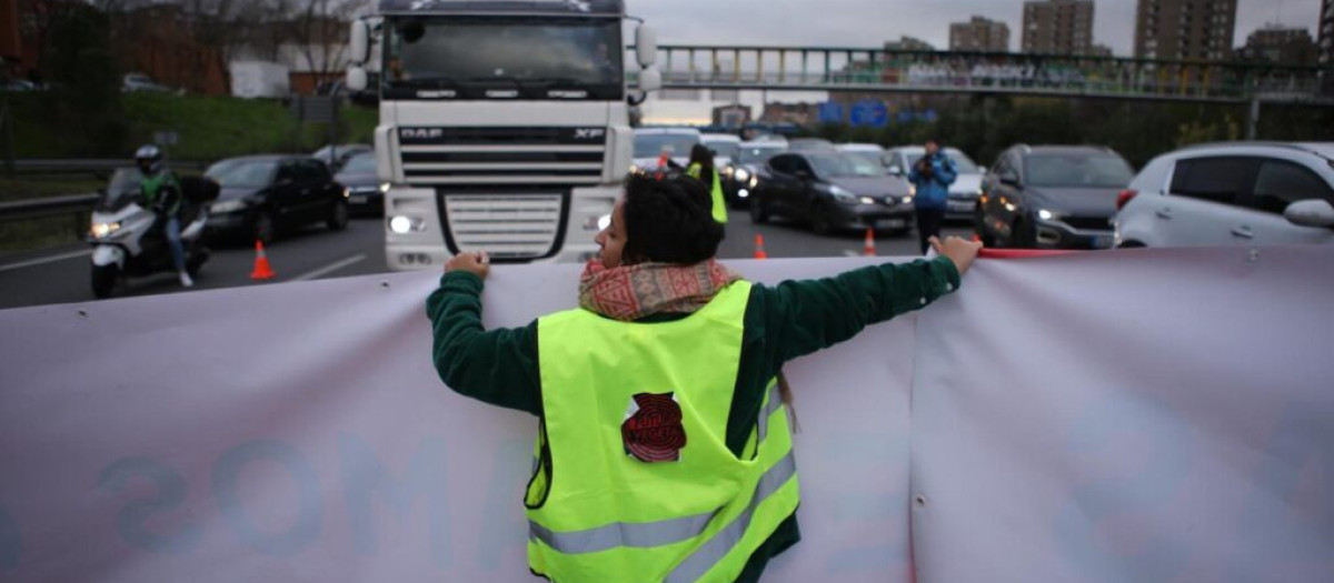 Un activista de Futuro Vegetal, durante el corte que el grupo ecologista radical provocó en la M-30