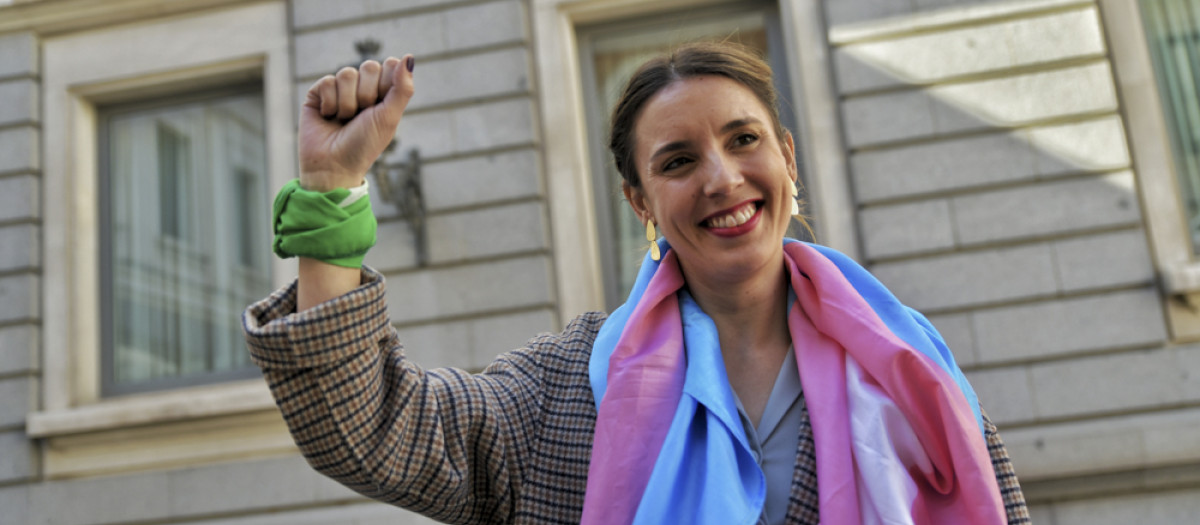 Irene Montero, con el puño en alto a su salida del hemiciclo