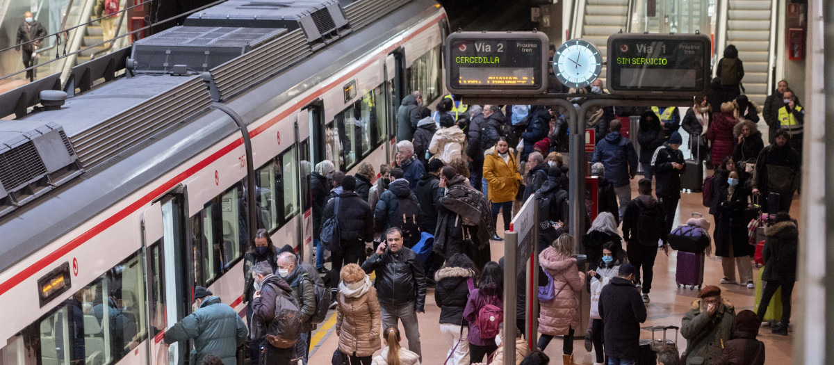 Varias personas esperan en el andén de Cercanías, en la estación Puerta de Atocha