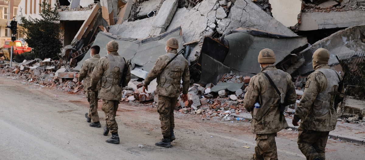 Un grupo de soldados patrulla la localidad turca de Hatay, devastada por los fuertes terremotos