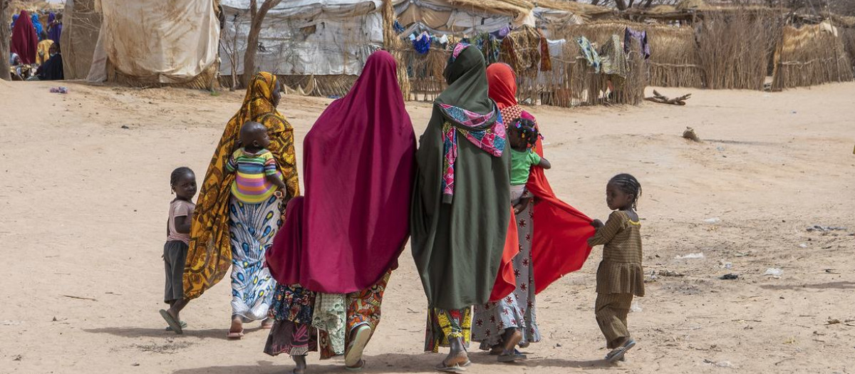 Una familia de desplazados camina en el campamento de Ouallam en Níger