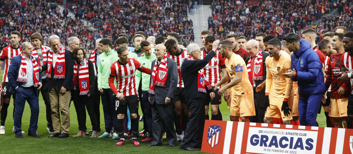 Jugadores y exjugadores del Atlético de Madrid y del Athletic Club posan para los medios gráficos antes del inicio del encuentro EFE / Juan Carlos Hidalgo.