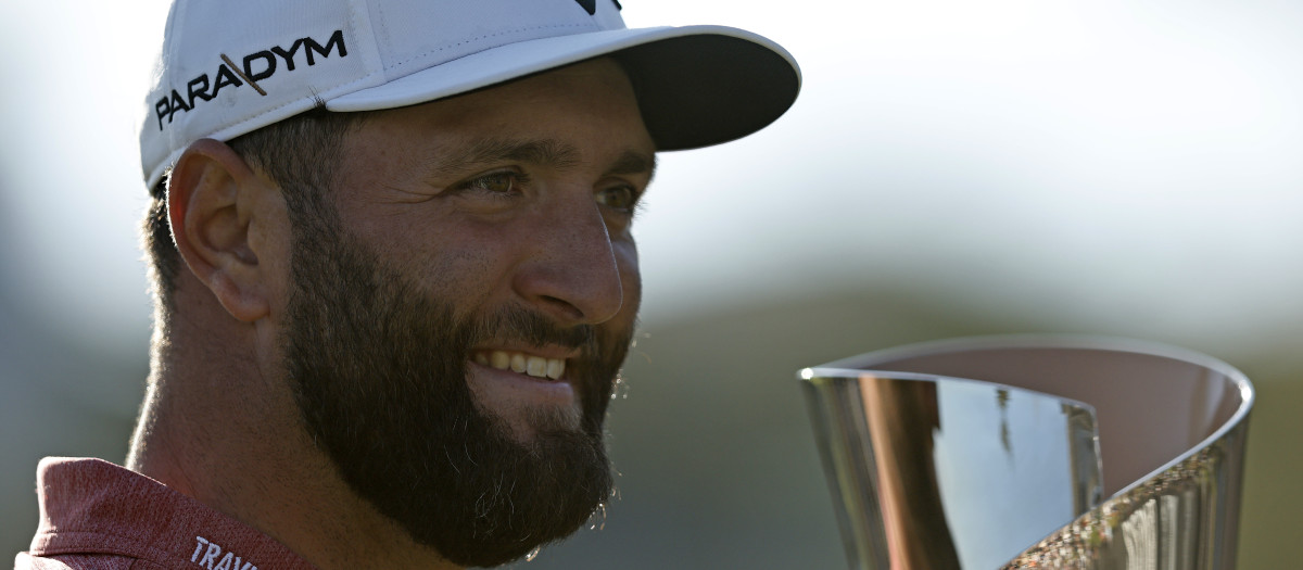 El golfista Jon Rahm celebra su victoria en el Genesis Invitational, que le convierte en número uno del mundo