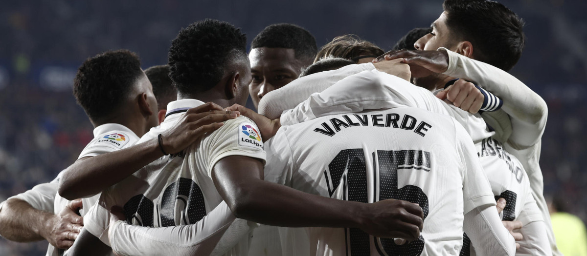 Los jugadores del Real Madrid, en la celebración de uno de los goles en Pamplona