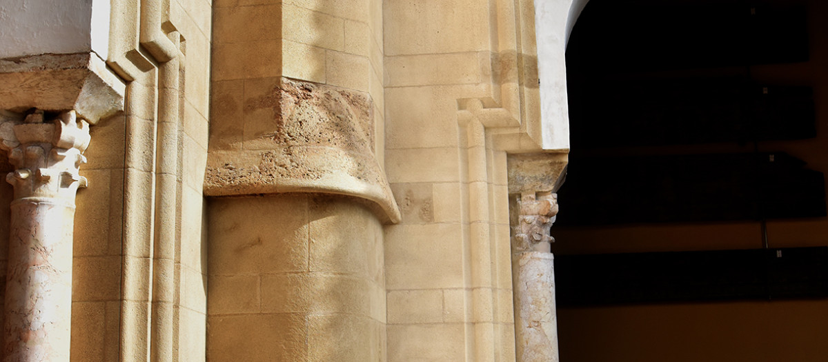 Proceso de restauración de un machón del Patio de los Naranjos