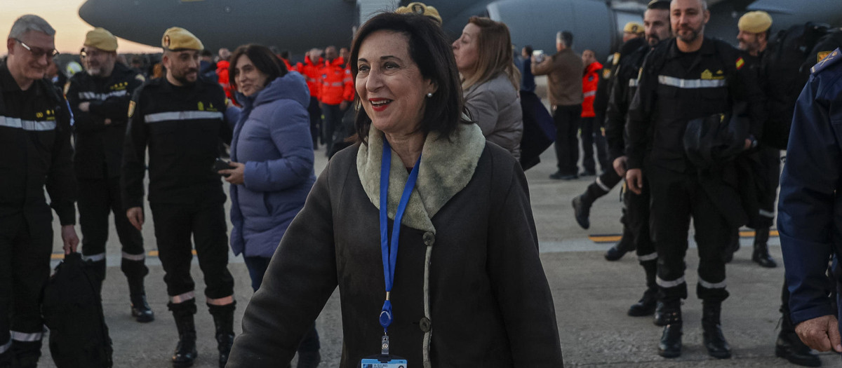 La ministra de Defensa, Margarita Robles, da la bienvenida a los efectivos de la Unidad Militar de Emergencias (UME) que han apoyado las tareas de búsqueda y rescate tras el terremoto de Turquía, este miércoles a su llegada a Madrid. El avión aterrizará con 13 militares de la Unidad y 40 bomberos del Equipo de Respuesta Inmediata de la Comunidad de Madrid (ERICAM). EFE/ Daniel González