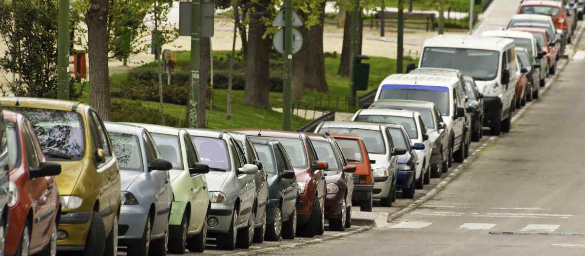 Según la DGT todos los coches aparcados en la calle deben tener ITV y seguro en vigor