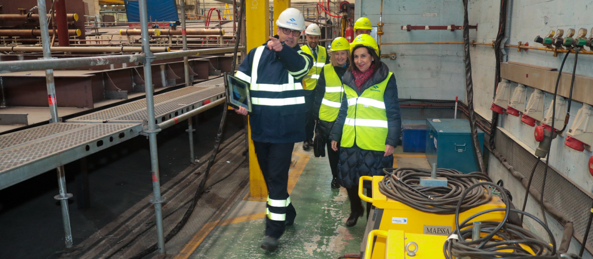 La ministra Robles durante la visita al astillero de Navantia en Ferrol (La Coruña)