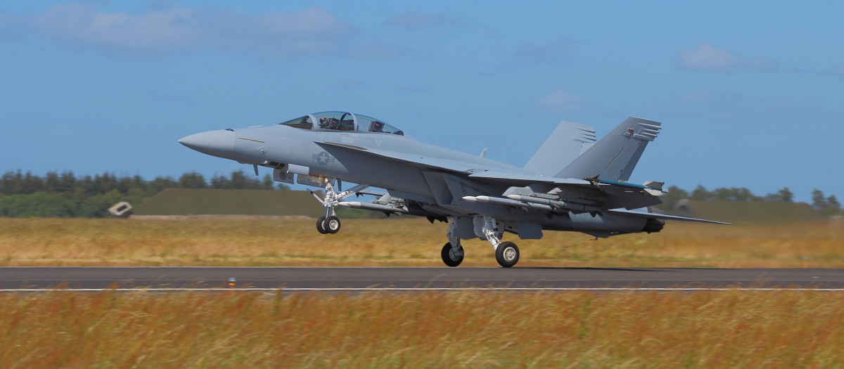 Un avión de combate F/A-18E Super Hornet desciende para aterrizar