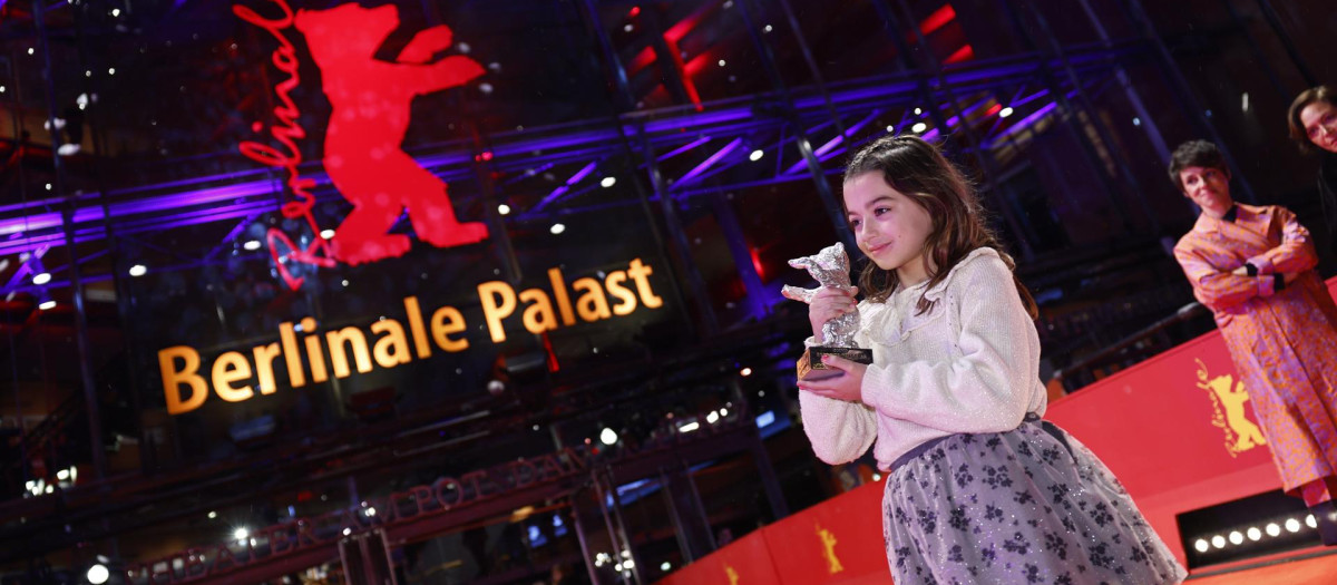 Sofia Otero posa frente a los medios con el Oso de Plata a mejor interpretación recibido en la Berlinale