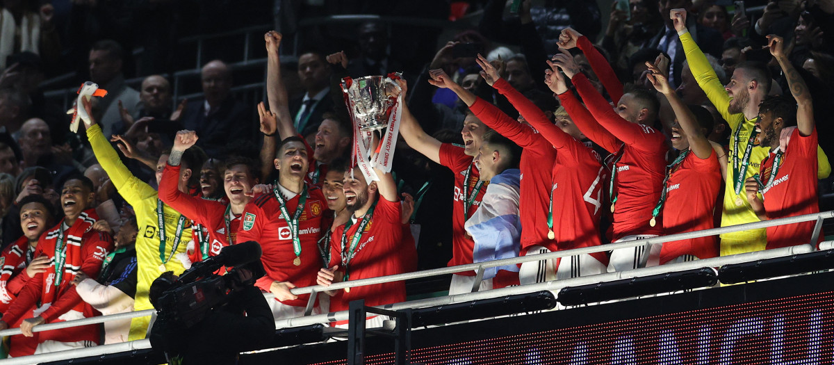 Los futbolistas del Manchester United levantan la Copa de la Liga en el palco de Wembley.