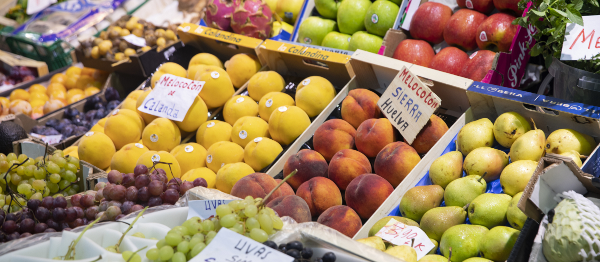 Detalle de un puesto de frutas en el mercado de abastos de Triana