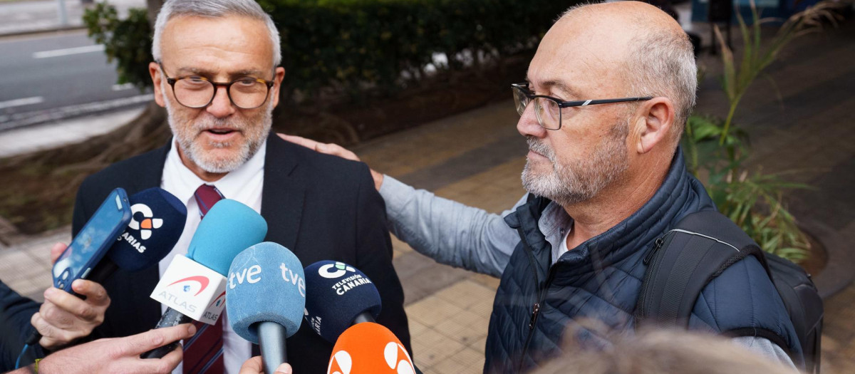 Juan Bernardo Fuentes, junto a su abogado, el pasado miércoles