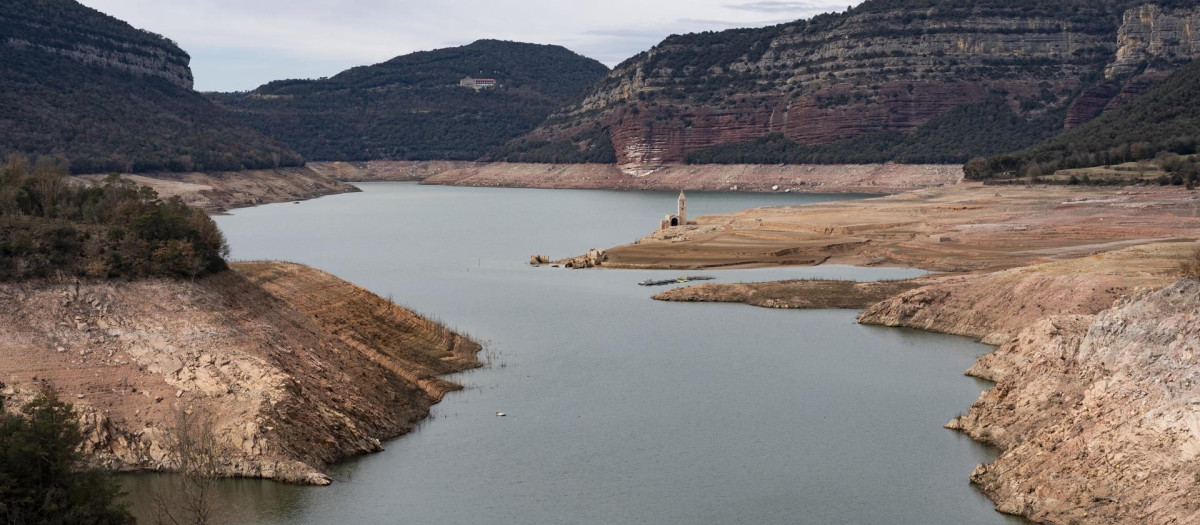 Aspecto este lunes del pantano de Sau, en Cataluña