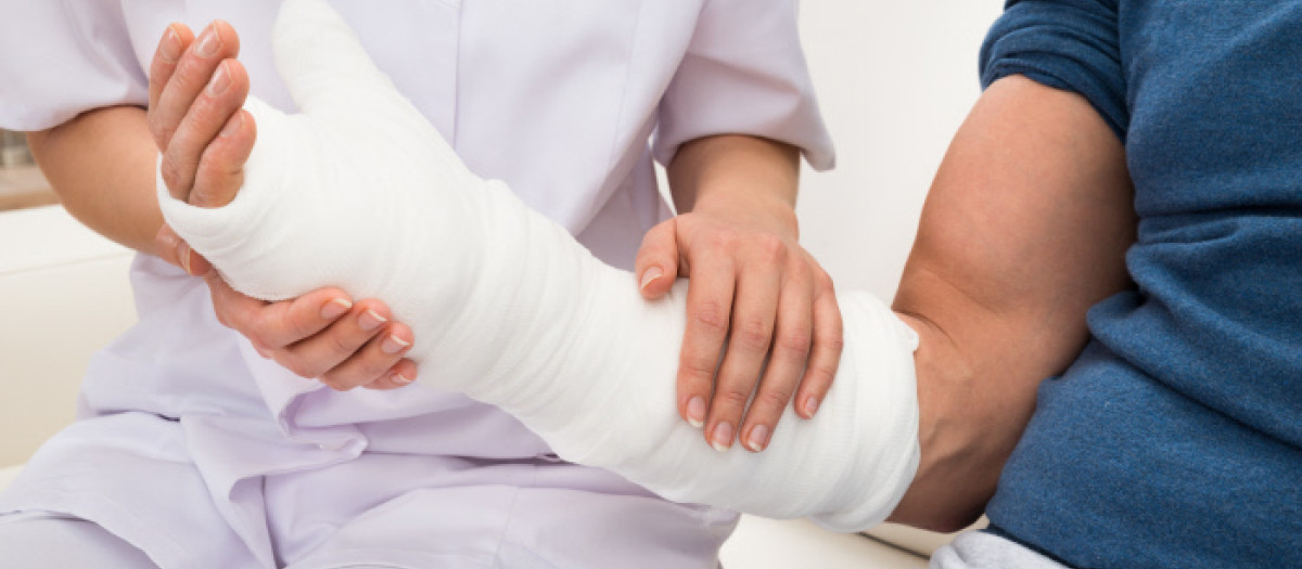 FEMALE DOCTOR HOLDING FRACTURED HAND OF A PATIENT.DOCTOR,PHYSICIAN,MEDIC,MEDICAL PRACTICIONER,WOMAN,HAND,FINGER,HEALTH,MEDICINALLY,MEDICAL,LADY,FEMALE,CLOSEUP,MALE,MASCULINE,PLASTER,PAIN,UNIFORM,BROKEN,ADULT,EMERGENCY,HOSPITAL,CLINIC,BANDAGE,WOUND,HURT,INJURED,INJURY,BONE,PROTECT,PROTECTION,MEANS,AGENT,MEDICINE,DRUG,REMEDY,SUBSTANCE,MEDICIN,FLUSH,CAST,JOINT,TREATMENT,PROFESSIONAL,PALM,WRIST,ADULTS,POSSESSION,HOLDING,PUT,SITTING,SIT,FRACTURE,CARE,CARE OF THE SICK,NURSING,NURSE,RECOVERY,SPRAIN,ARM,HEALTHCARE,BREAKING,BREAKAGE,FRACTION,BUSINESS DEALINGS,DEAL,BUSINESS TRANSACTION,BUSINESS,BUSSINESS,WORK,JOB,LABOR,PROFESSION,OCCUPATION,MAN,AID,BREAK,ORTHOPEDIC,SUFFERING,GYPSUM